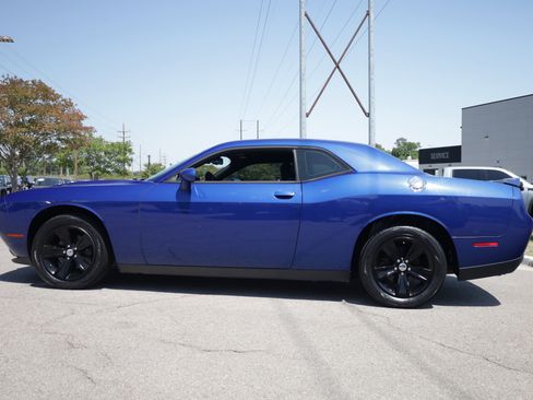 Used 2019 Dodge Challenger SXT RWD image 2