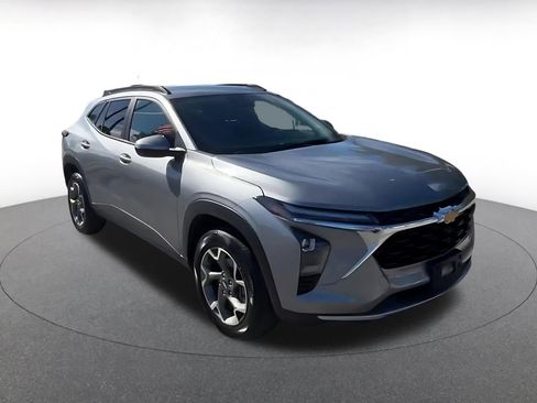 Used 2025 Chevrolet Trax LT image 3