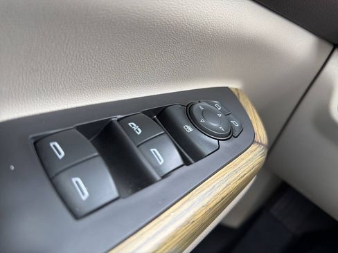 Used 2019 GMC Acadia Denali w/ Technology Package FWD image 10