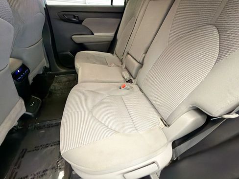 Used 2022 Toyota Highlander LE AWD/4WD image 13