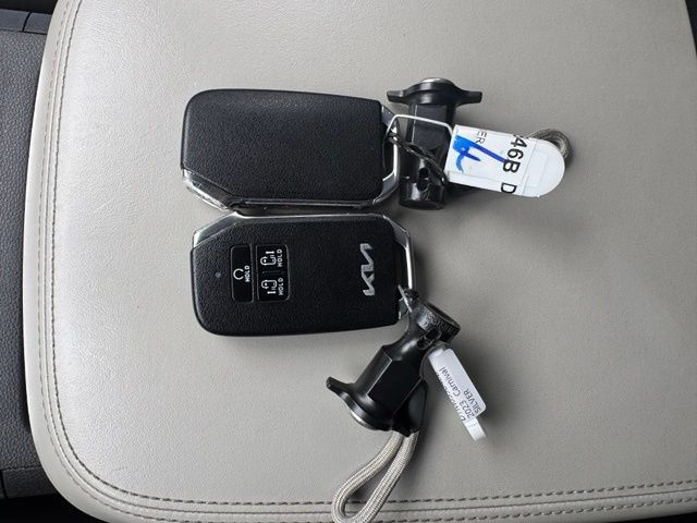 Used 2023 Kia Carnival LX FWD image 49