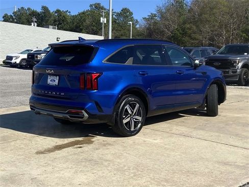 Used 2022 Kia Sorento S w/ Panoramic Sunroof Package image 3