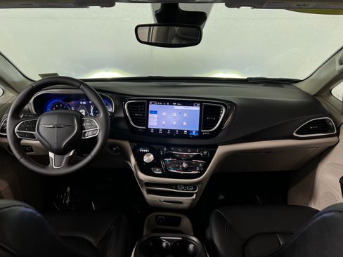 Used 2024 Chrysler Pacifica Touring-L image 27