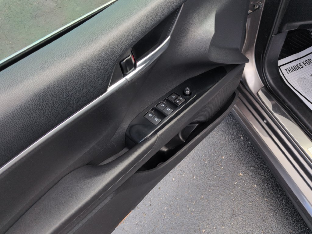 Used 2018 Toyota Camry SE w/ Accessory Appearance Package FWD image 11