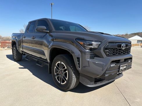 Used 2025 Toyota Tacoma TRD Sport image 2