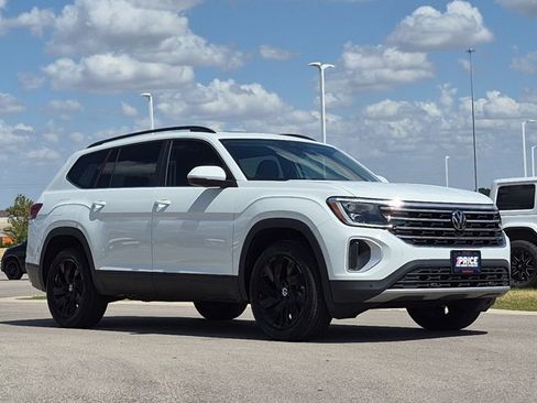 Used 2024 Volkswagen Atlas SE FWD image 3