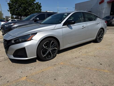 Used 2024 Nissan Altima 2.5 SR FWD image 2