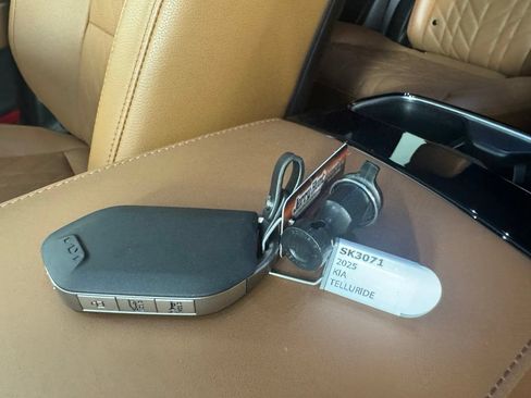 Used 2025 Kia Telluride EX X-Line AWD/4WD image 2
