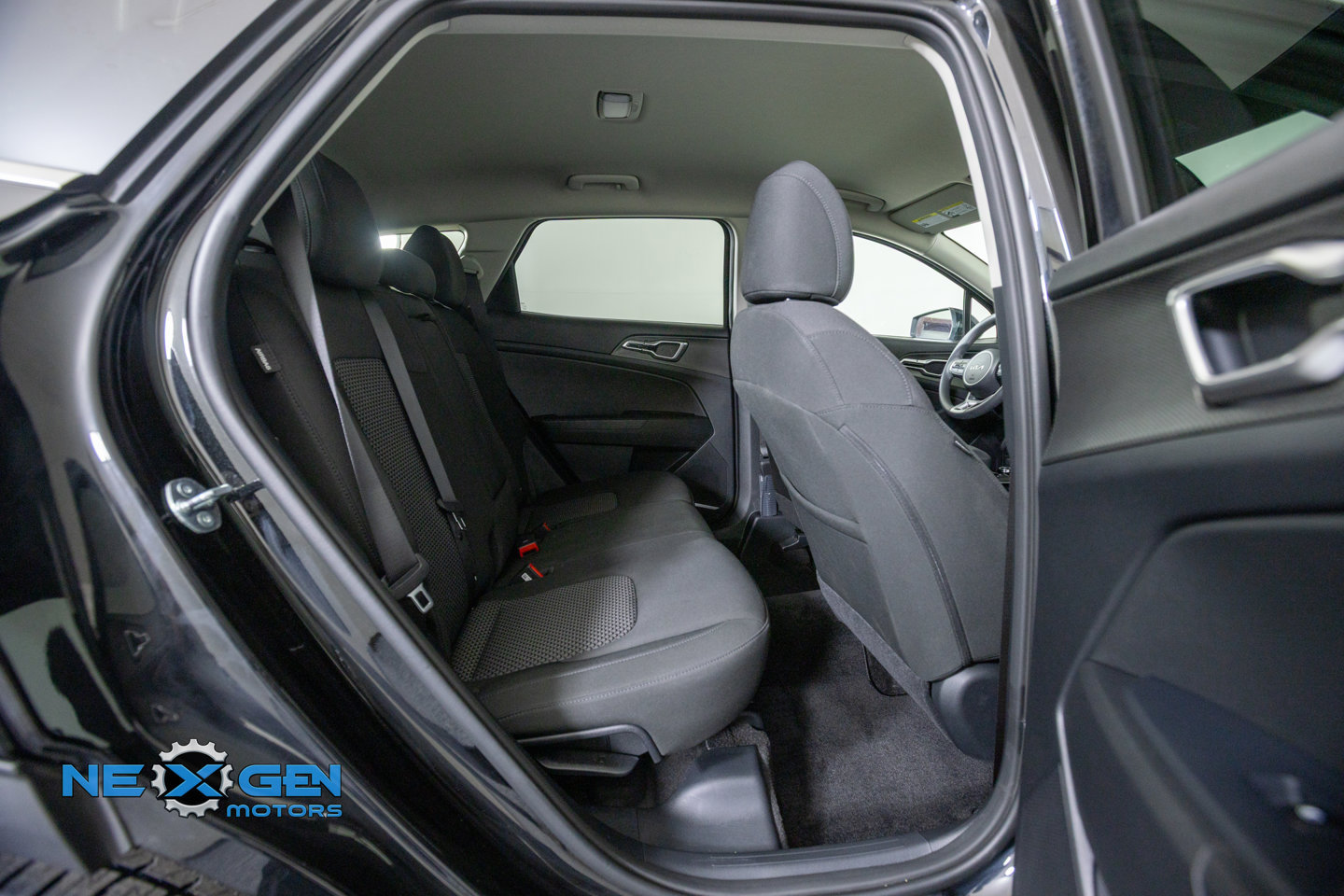 Used 2025 Kia Sportage LX FWD image 35