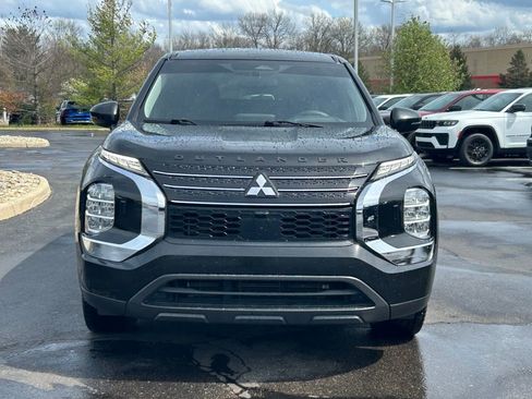 Used 2022 Mitsubishi Outlander ES AWD/4WD image 2