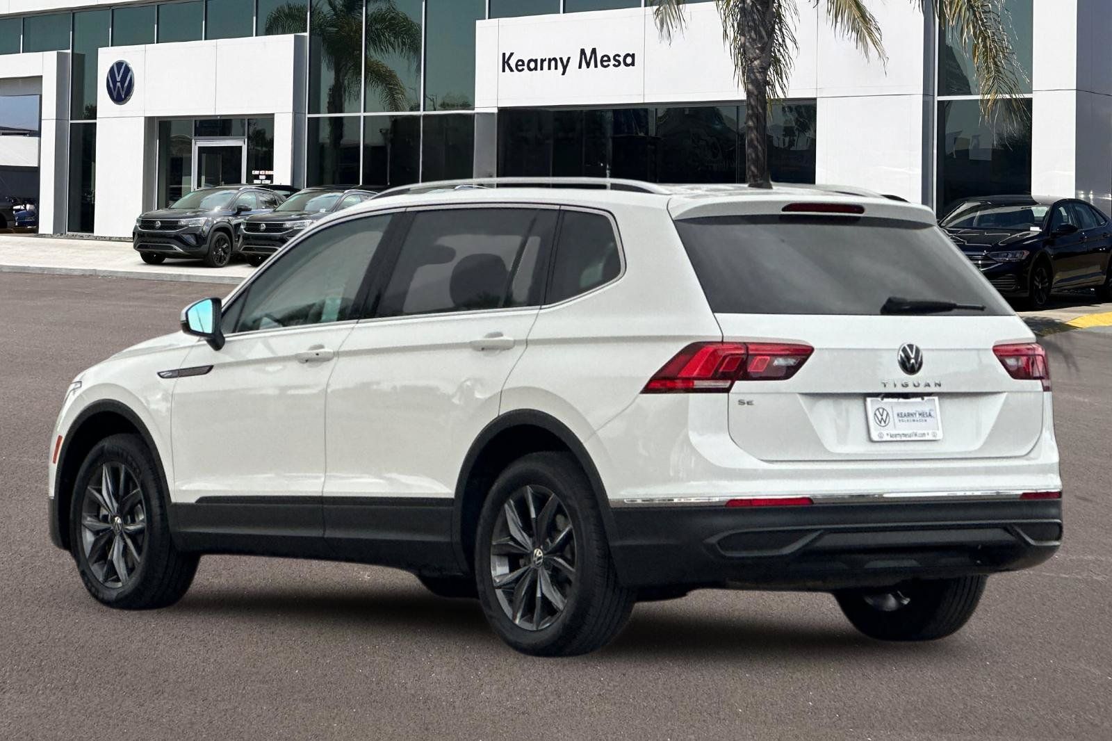 Used 2023 Volkswagen Tiguan SE w/ Panoramic Sunroof Package FWD image 6