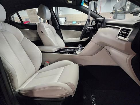 Used 2025 Genesis G70 2.5T image 29