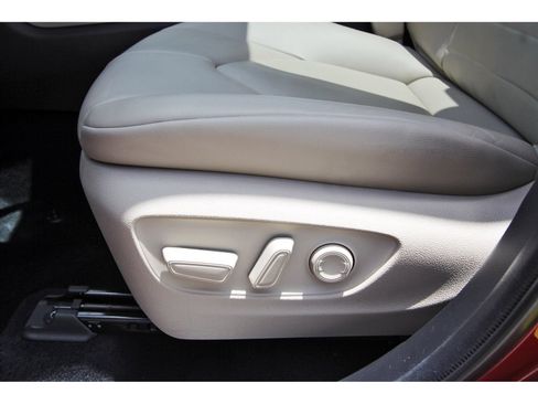 Used 2022 Toyota Highlander XLE FWD image 30