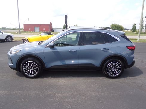 Used 2023 Ford Escape SE image 2