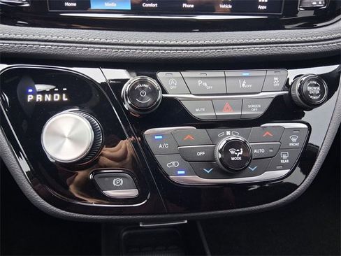 Used 2026 Chrysler Pacifica Select image 26