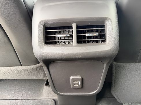 Used 2023 Chevrolet Equinox RS FWD image 32