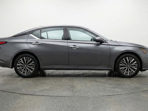 Used 2025 Nissan Altima 2.5 SV image 11