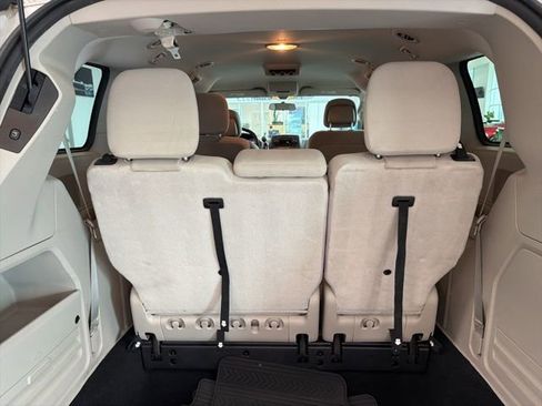 Used 2015 Dodge Grand Caravan SXT image 25