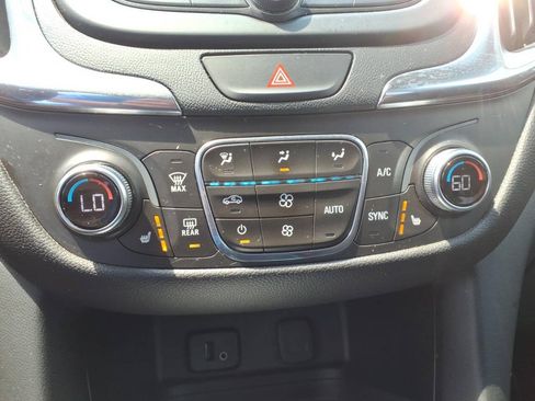 Used 2018 Chevrolet Equinox LT FWD image 10