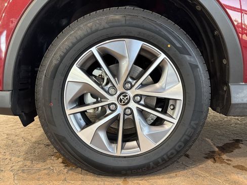 Used 2018 Toyota RAV4 XLE w/ Carpet Mat Package AWD/4WD image 10