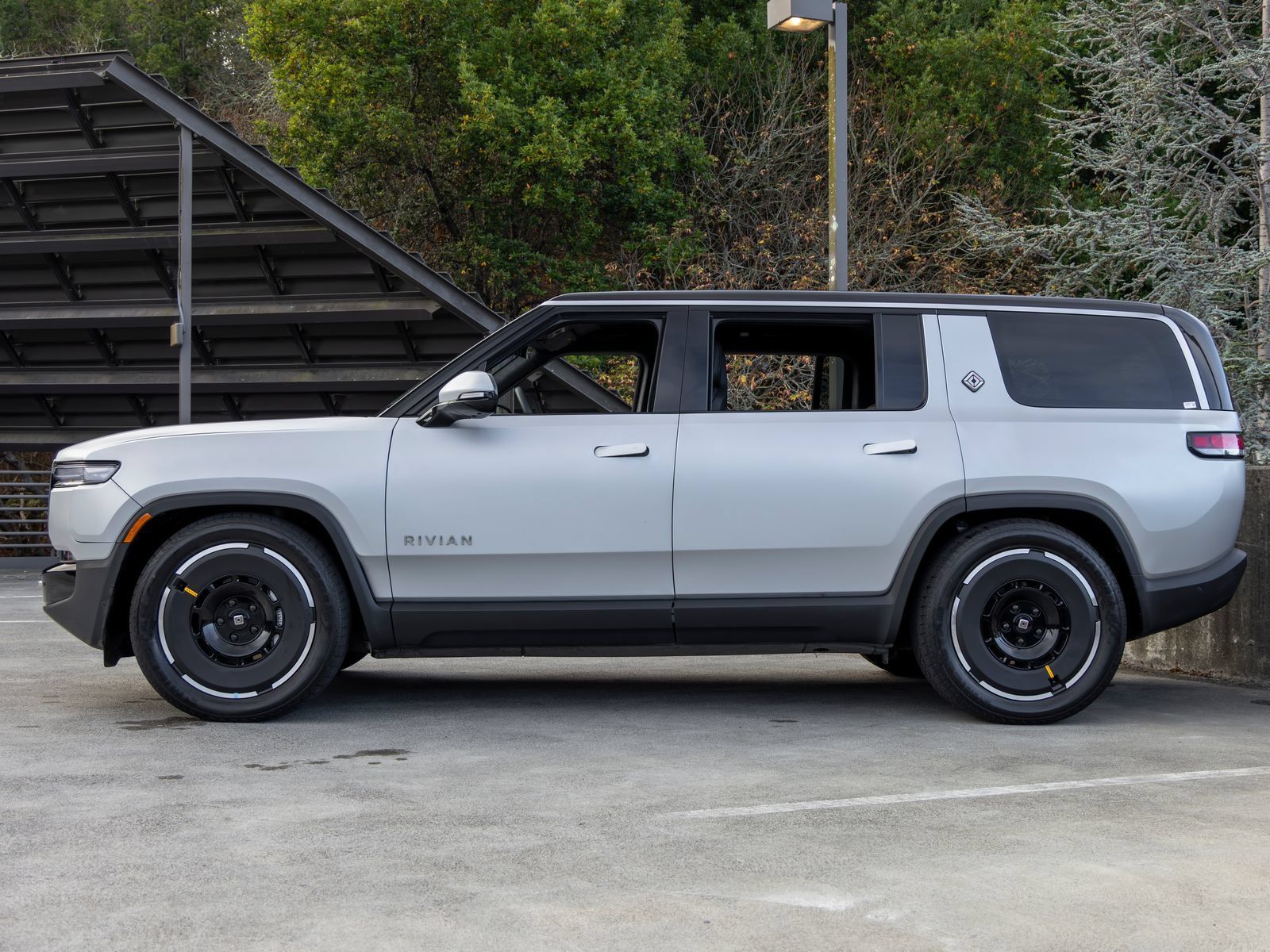 Used 2025 Rivian R1S Adventure Dual AWD/4WD image 2