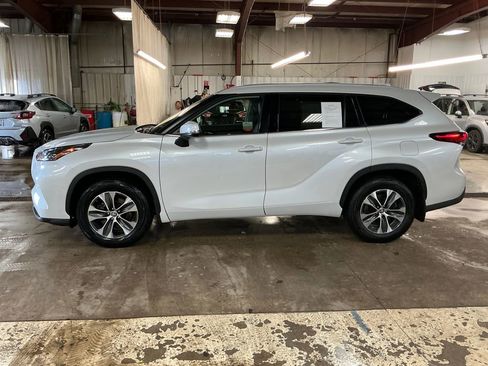 Used 2022 Toyota Highlander XLE AWD/4WD image 2