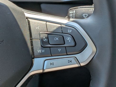 Used 2025 Volkswagen Taos SE image 19