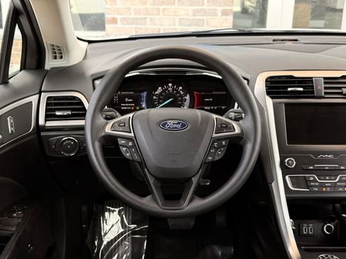 Used 2020 Ford Fusion SE FWD image 25
