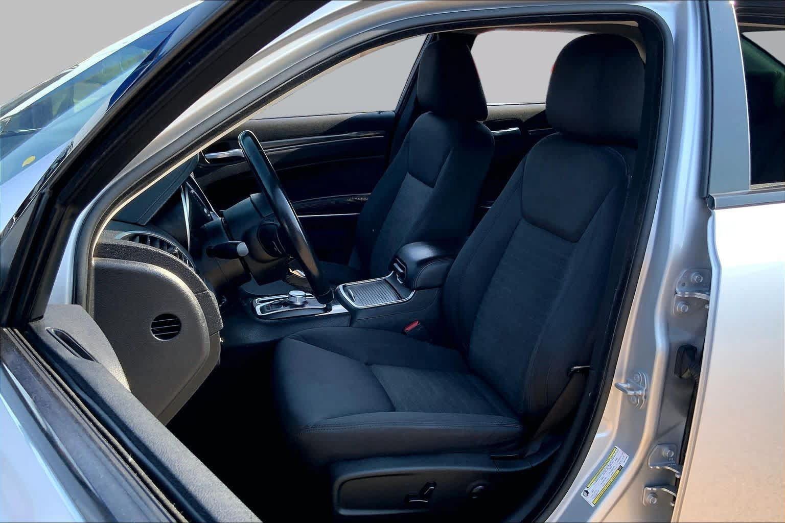 Used 2022 Chrysler 300 Touring w/ Sport Appearance Package RWD image 8