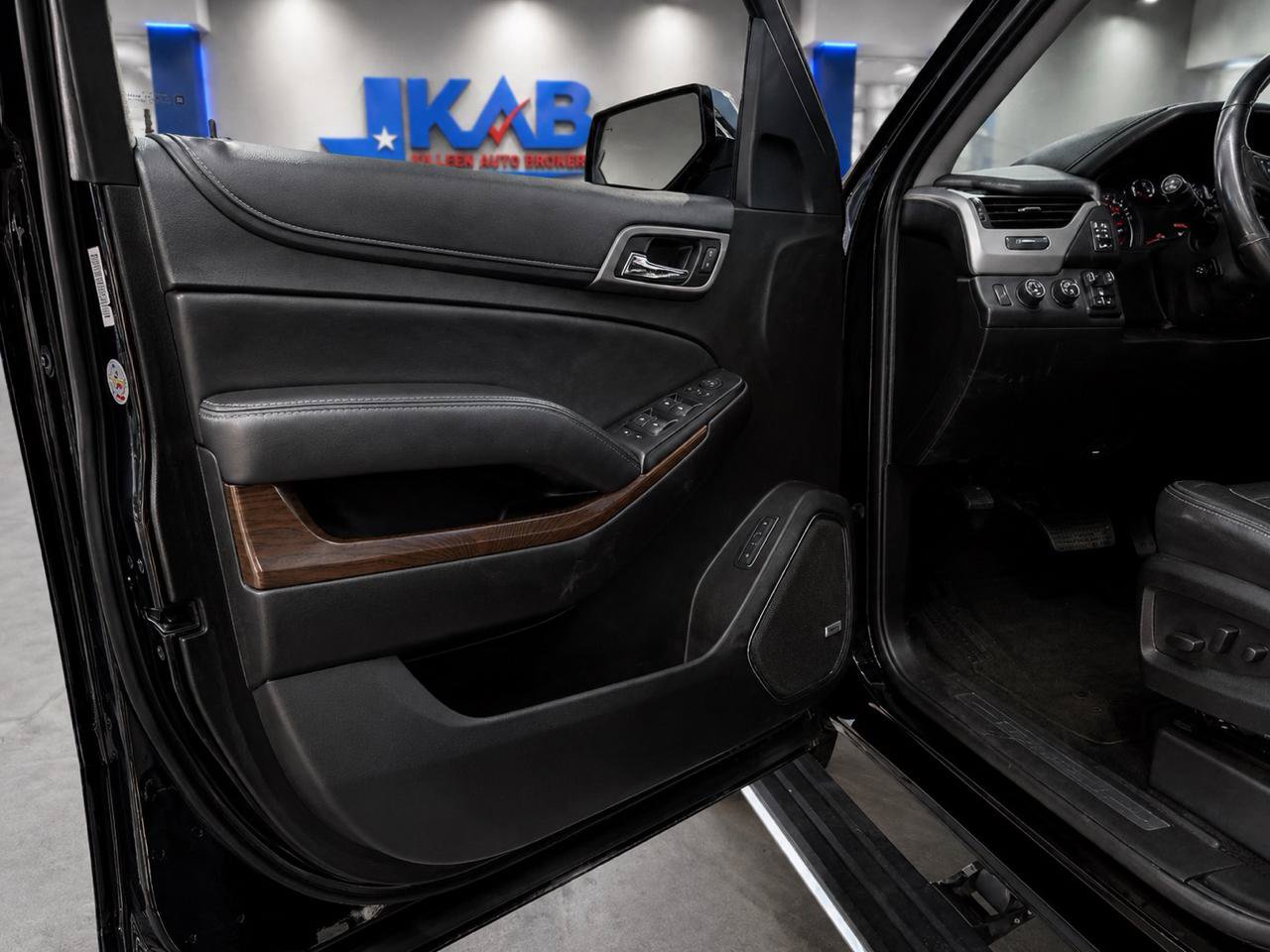 Used 2019 GMC Yukon Denali w/ Denali Ultimate Package AWD/4WD image 9