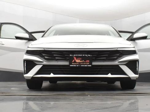 Used 2024 Hyundai Elantra SEL FWD image 11
