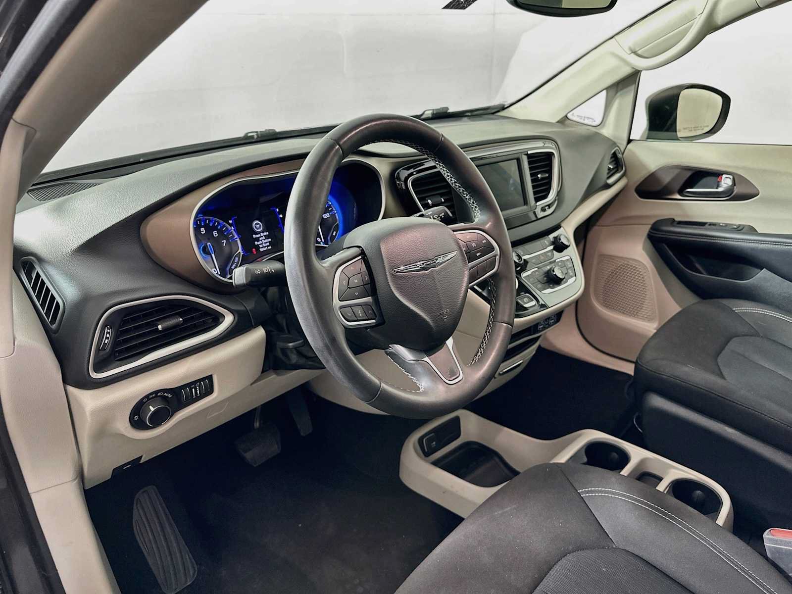 Used 2023 Chrysler Voyager LX FWD image 7