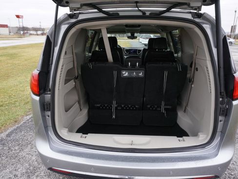 Used 2018 Chrysler Pacifica Touring-L w/ Premium Audio Group image 20