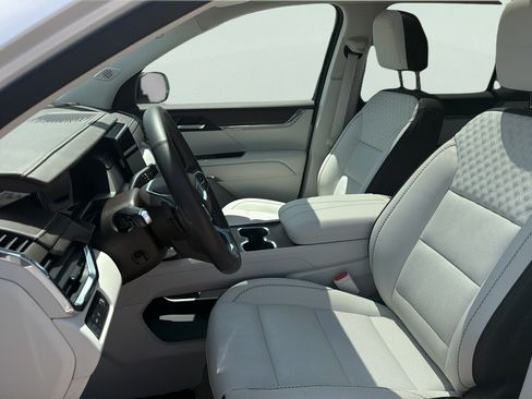 Used 2025 GMC Acadia Denali FWD image 5