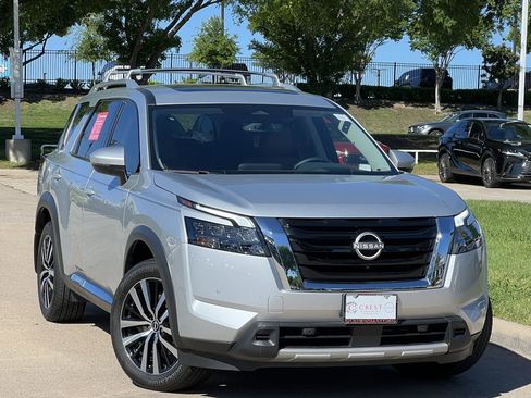 Certified 2025 Nissan Pathfinder Platinum w/ Cargo Package FWD image 2