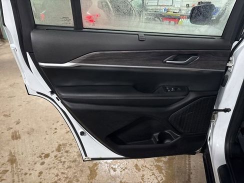 Used 2023 Jeep Grand Cherokee L Limited w/ Luxury Tech Group II image 19