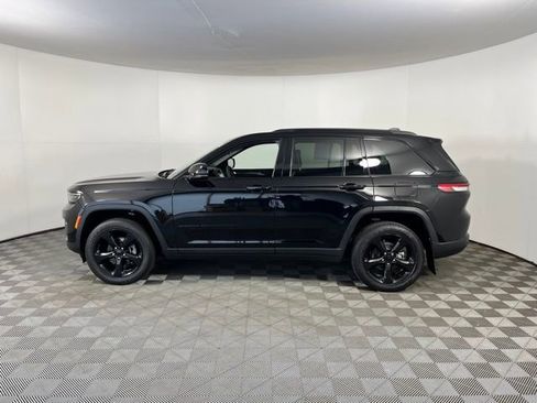 Used 2023 Jeep Grand Cherokee Altitude image 4