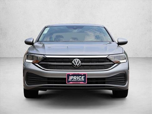 Used 2024 Volkswagen Jetta SE FWD image 2