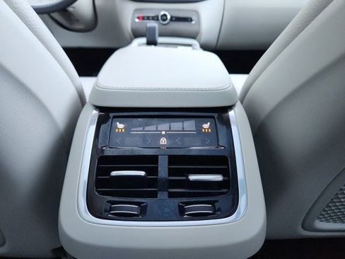 Used 2024 Volvo XC90 B6 Plus image 33