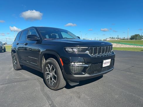 Used 2023 Jeep Grand Cherokee Limited w/ Luxury Tech Group II AWD/4WD image 3