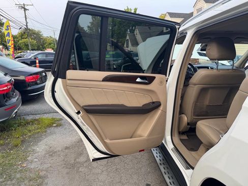 Used 2015 Mercedes-Benz GL 450 4MATIC image 28