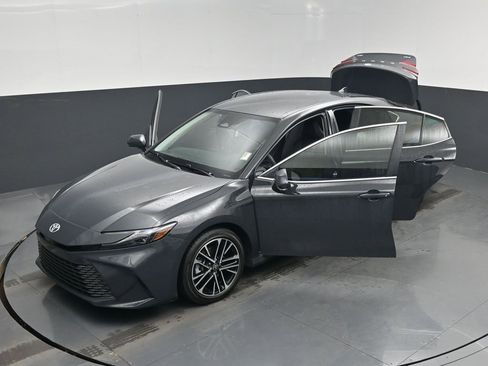 Used 2025 Toyota Camry XLE image 53