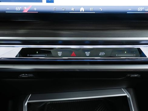 Used 2023 BMW 740i w/ Parking Assistance Package image 35