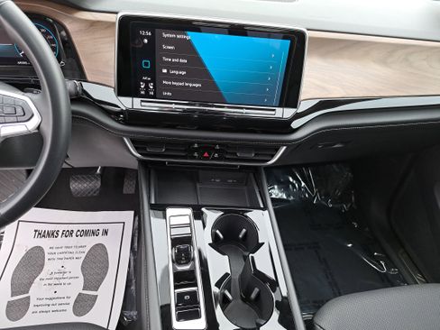 Used 2024 Volkswagen Atlas SE image 21