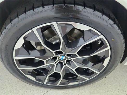 Used 2025 BMW X7 xDrive40i w/ M Sport Package image 61
