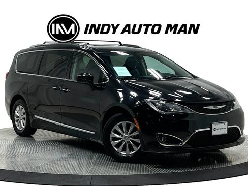 Used 2019 Chrysler Pacifica Touring-L FWD image 2