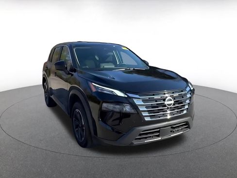 Used 2025 Nissan Rogue SV image 3