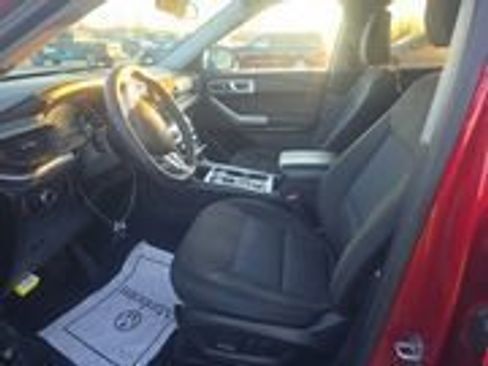 Used 2024 Ford Explorer XLT image 2