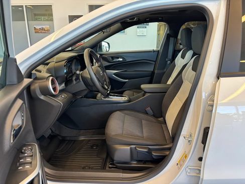 Used 2025 Chevrolet Trax RS w/ Sunroof Package FWD image 14