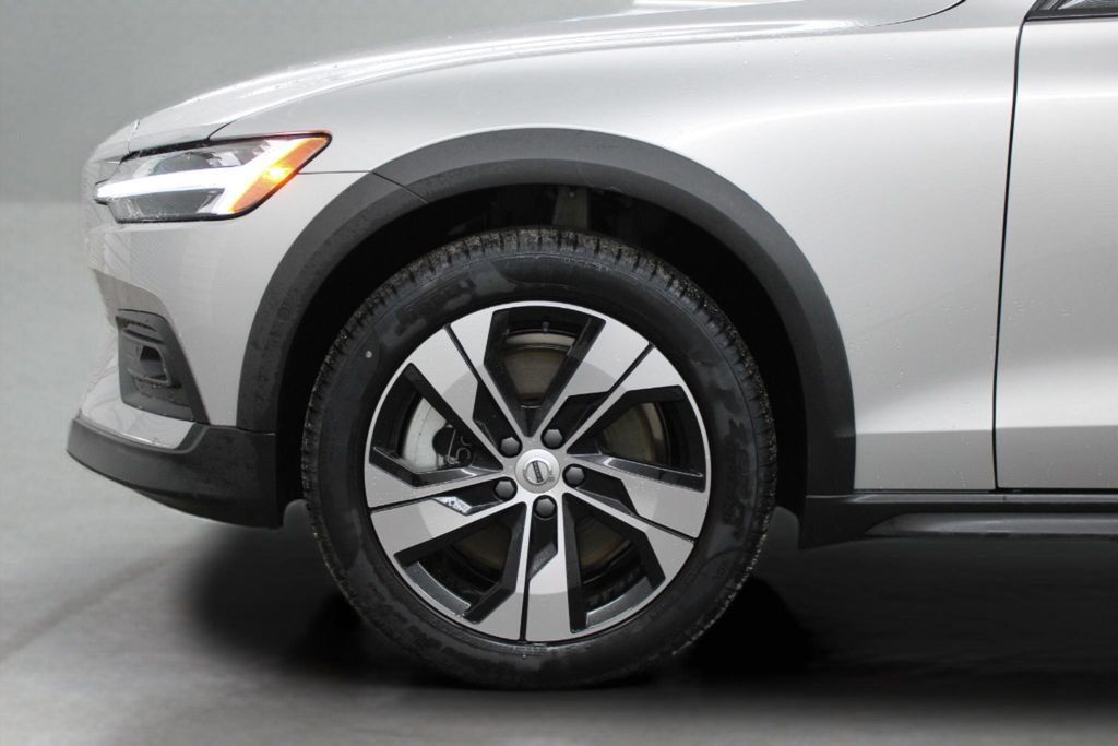 Used 2025 Volvo V60 B5 Cross Country Plus AWD/4WD image 6